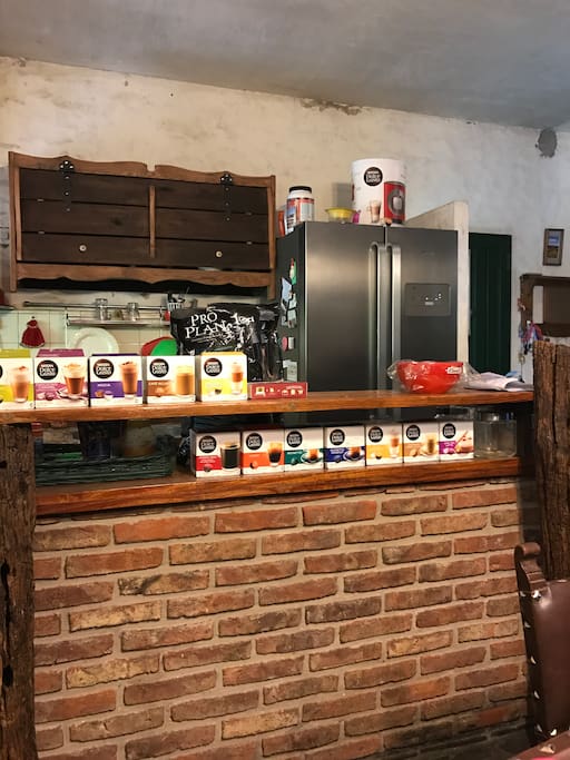 Cocina con barra, mezcla su estilo campestre con los electrodomésticos modernos