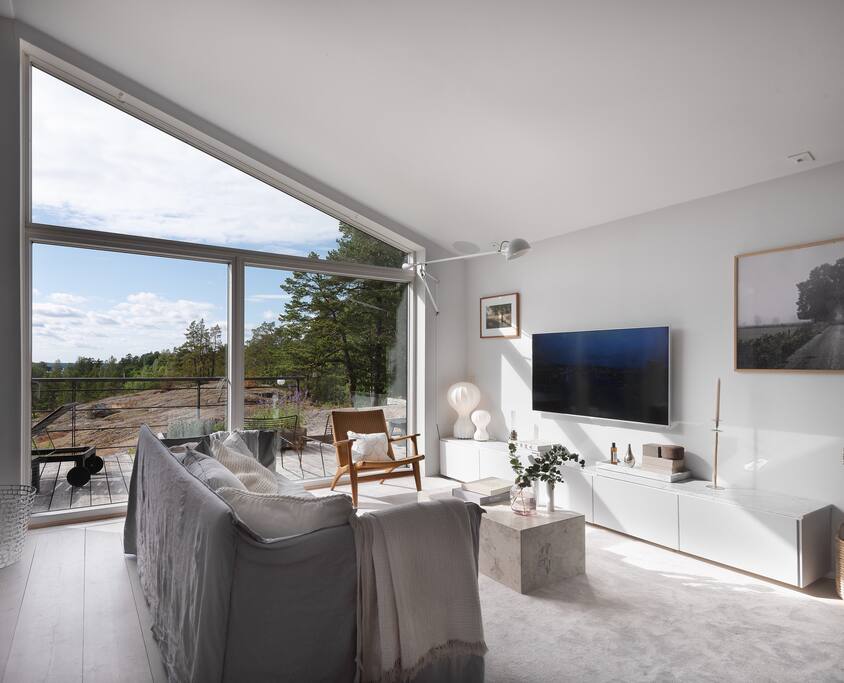 Great light from the large windows in the living room. Direct access to the outside terrace