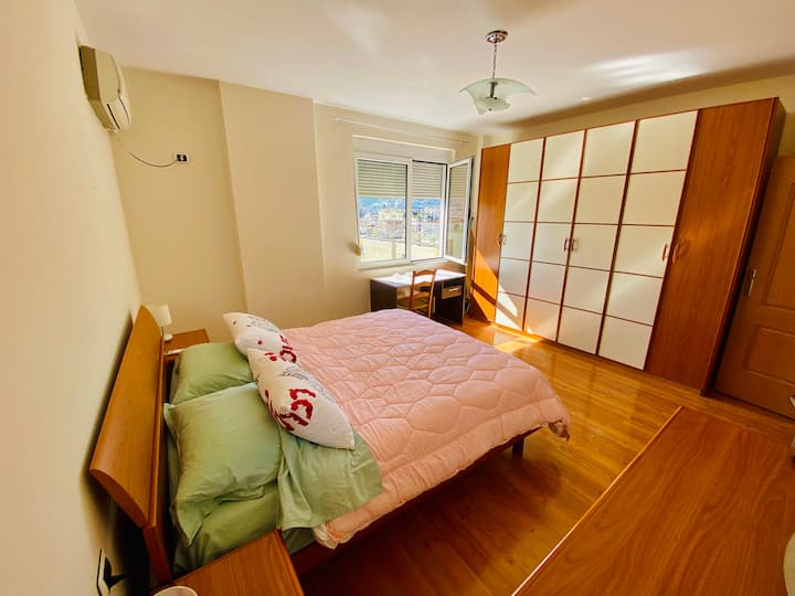 Chumba kikuu cha kulala chenye kitanda cha ukubwa wa kifalme kinachoelekea Mashariki mwa jiji chenye mwanga mwingi wakati wa saa za asubuhi hata hivyo tuna vivuli vinavyopatikana ili kufanya uzoefu wako wa kulala uwe mzuri tu. Furahia! 