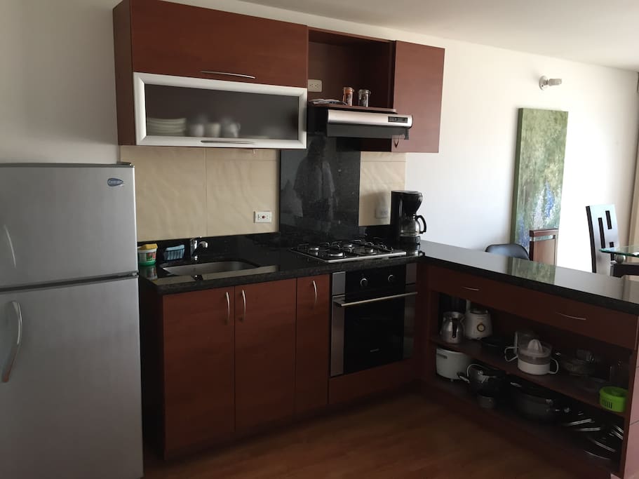 Es un espacio amplio para que se pueda cocinar de la mejor manera y tiene horno para usarlo en todas las comidas.
Fully equipped kitchen including fridge, oven and microwave.