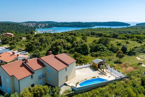 House near beach with private pool for 10-12