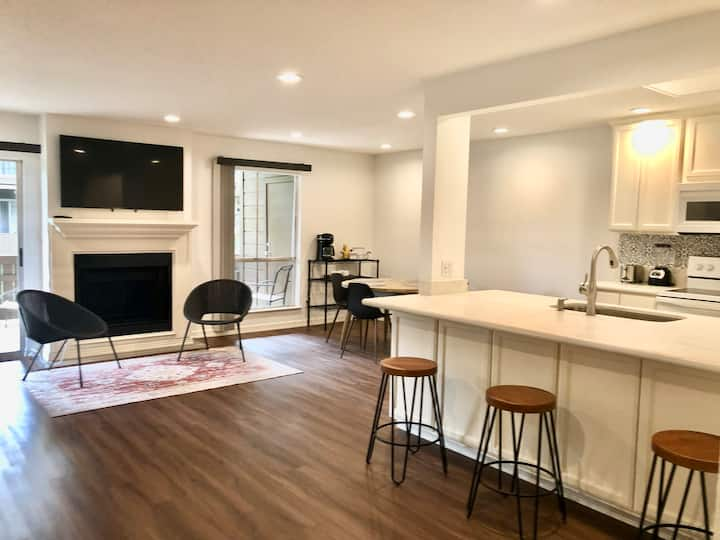 Bright & Spacious Condo w/Pool in Central Location