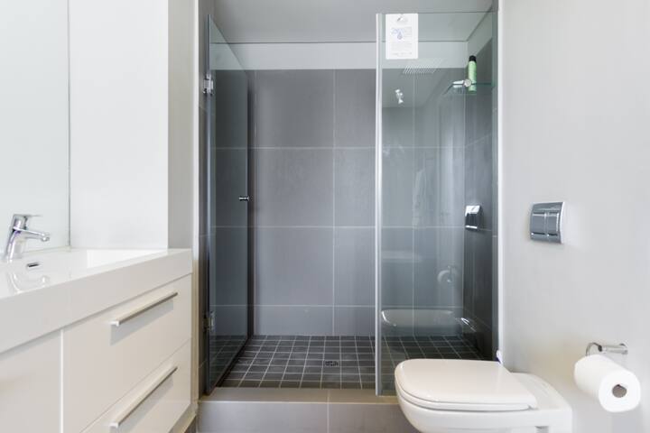 Wraparound Views from a Modern and Luxurious Apartment gallery image 2