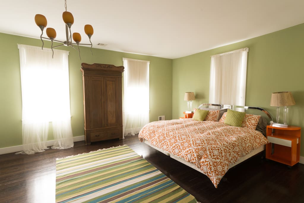 Huge room with king bed, private, attached bath $300