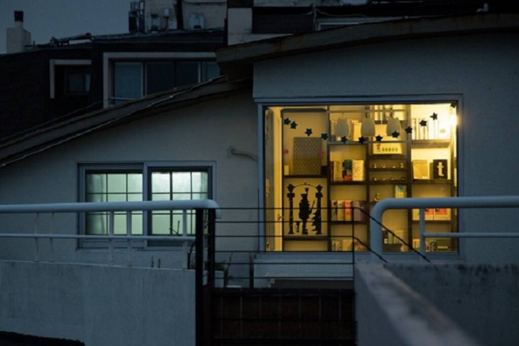 맬록 게스트하우스
3층 휴게실 야경