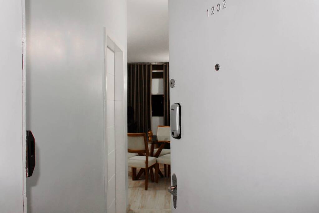 A entrada do apartamento tem fechadura eletrônica, que o hóspede receberá a senha assim que chegar perto do dia de sua hospedagem