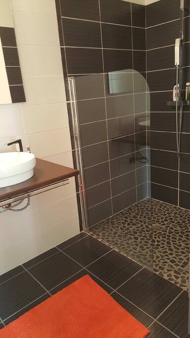 Salle de bain avec douche à l'italienne
attenante à la chambre du RDC