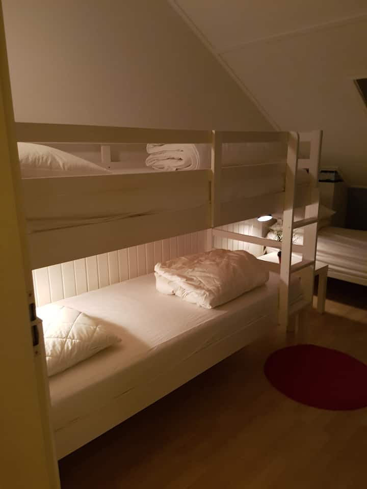 2号卧室配有双层床和加床