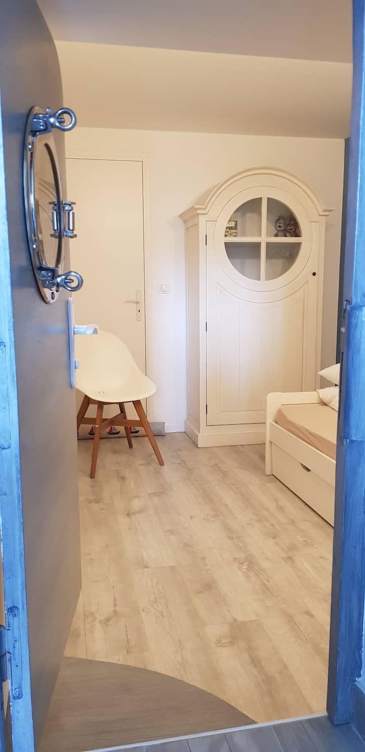 דלת מיני מאפשרת גישה ל"בקתה "