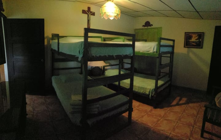 החדר השני כולל 2 מיטות קומתיים