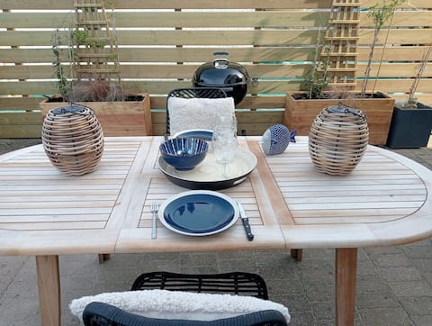 Duplex with sea view, garden, and beach access