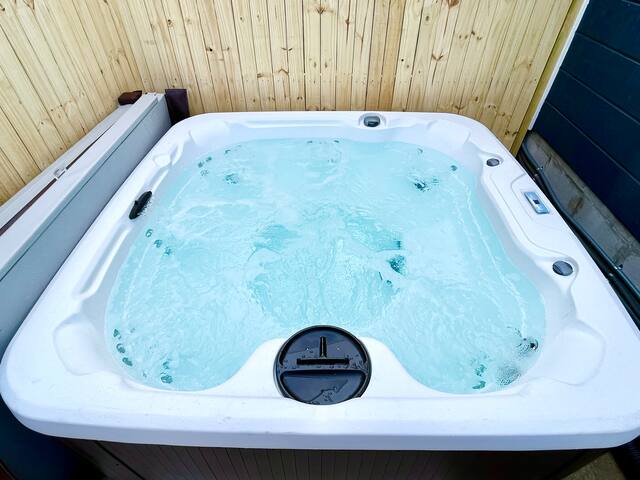 Colossal Quadplex | Hot Tub | Short North gallery image 4