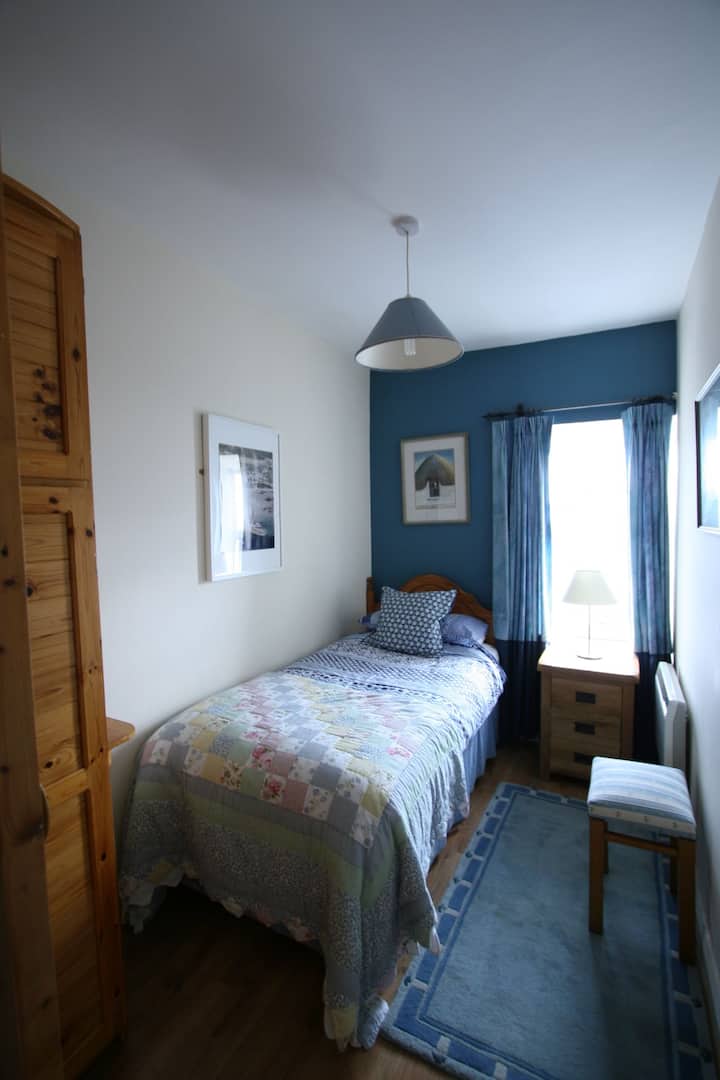 单人卧室毗邻双人床（门将两间卧室隔开）。   