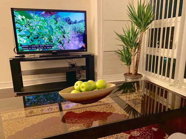 New Luxury 1+1 bed 2 bath condo, steps to subway gallery image 5