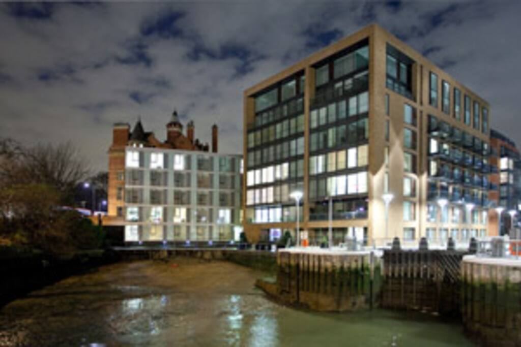Moments from Chelsea Bridge, Grosvenor Waterside is an 8 minute walk from Sloane Square and Victoria