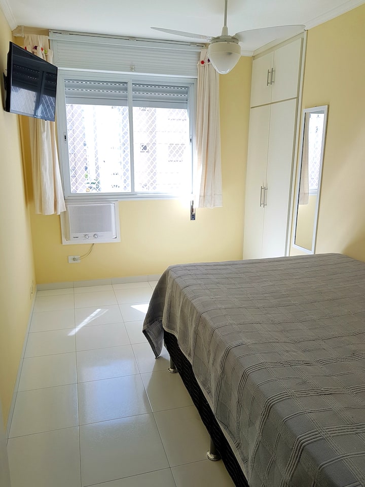 房间1张双人床、空调、吊扇和窗纱 