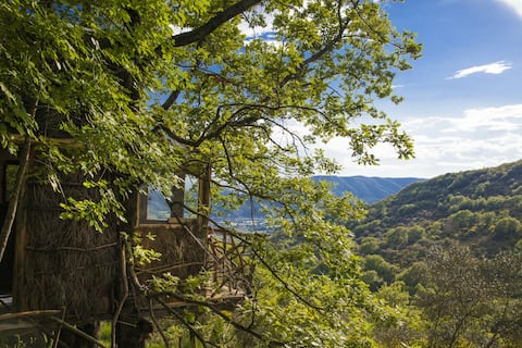 Casetta sugli alberi a sbalzo nel cielo