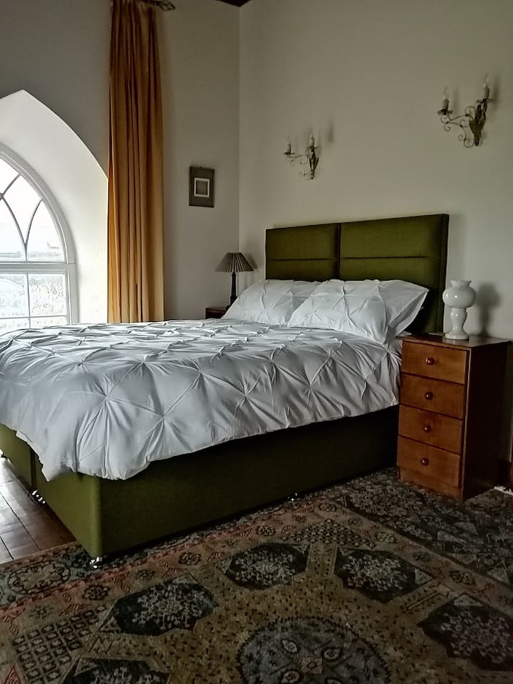 Sypialnia z łóżkiem typu king-size lub bliźniakiem