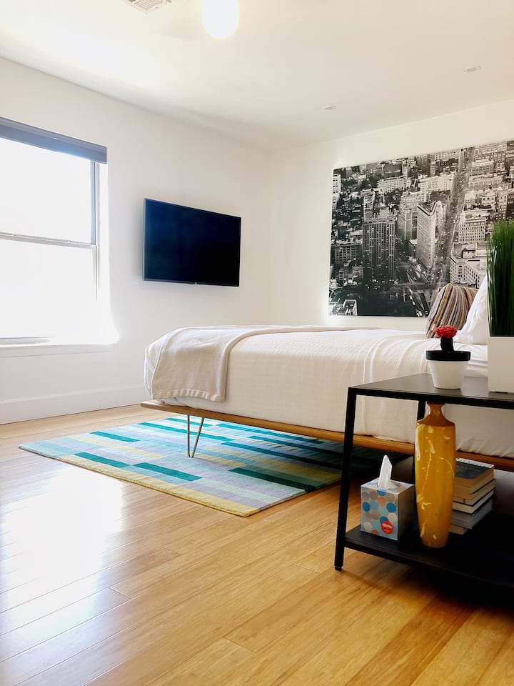 Dormitorio de invitados #1 con cama tamaño queen, televisión y armario. 