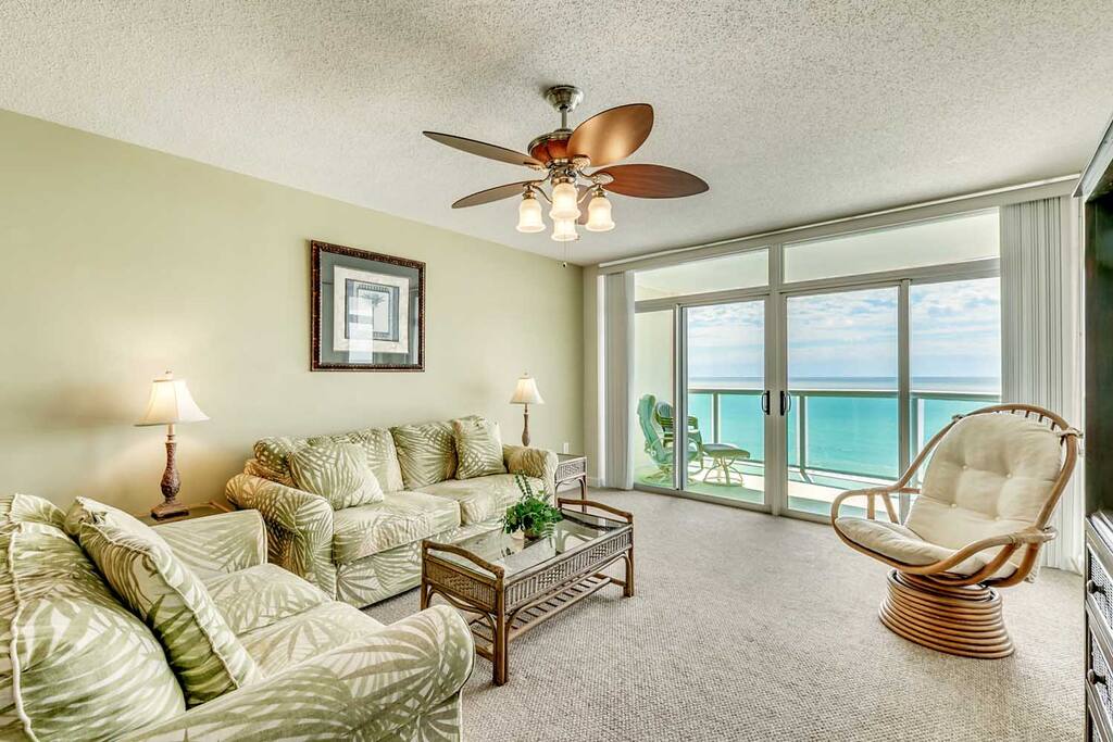 Chair,Furniture,Couch,Indoors,Room