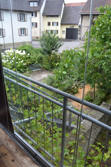 Verglaster Balkon mit Blick auf Garten