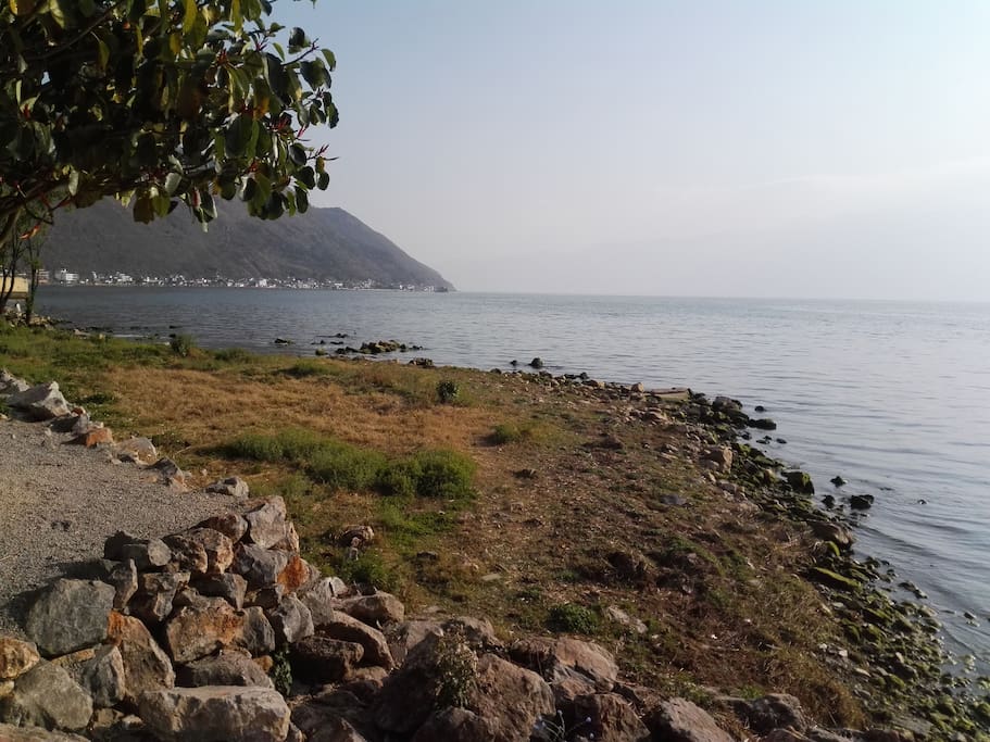 房子50米外的洱海 The Erhai Lake 50 meters away from your room