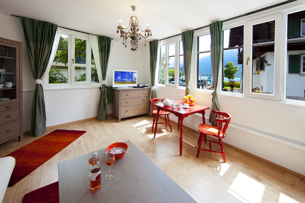 Wohnzimmer mit Blick auf See und Chalet Romantica