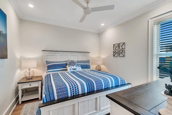 يحتوي السرير الجديد المريح للغاية على غرفة رائعة لرؤية الخليج كل صباح. مراوح السقف في جميع غرف النوم هي بعض من أفضل ما رأيت. تحتوي هذه الغرفة على حمام داخلي. 