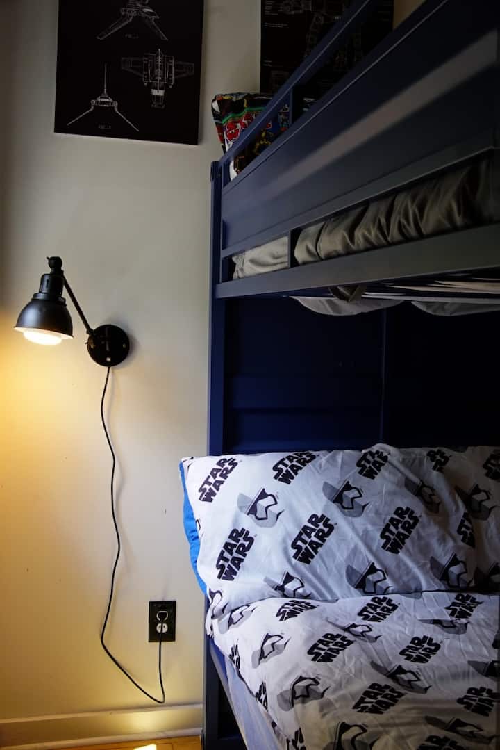 Spálňa Star Wars s poschodovými posteľami. 