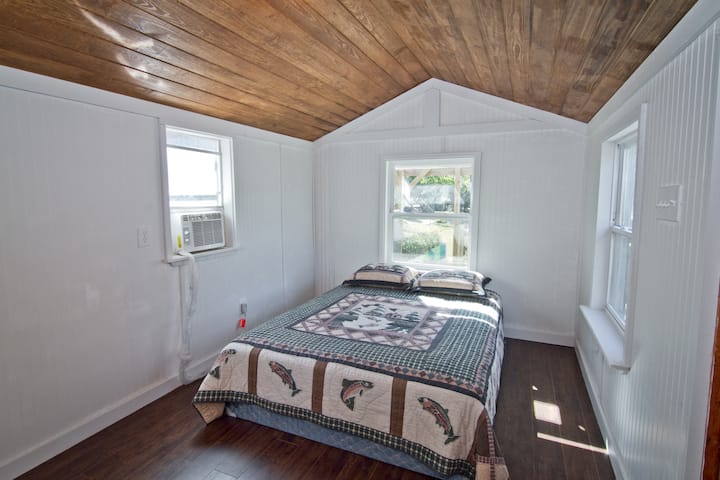 เกสต์เฮาส์อยู่ห่างจากบ้านหลักเพียงไม่กี่ก้าวพร้อมเตียงควีนไซส์ไมโครเวฟและตู้เย็น ที่สำคัญที่สุดคืออ่างอาบน้ำเต็มรูปแบบ!