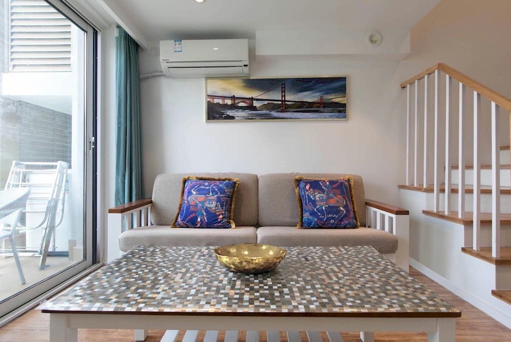 Chic living room with modern decor. 现代装饰风格的时尚客厅。