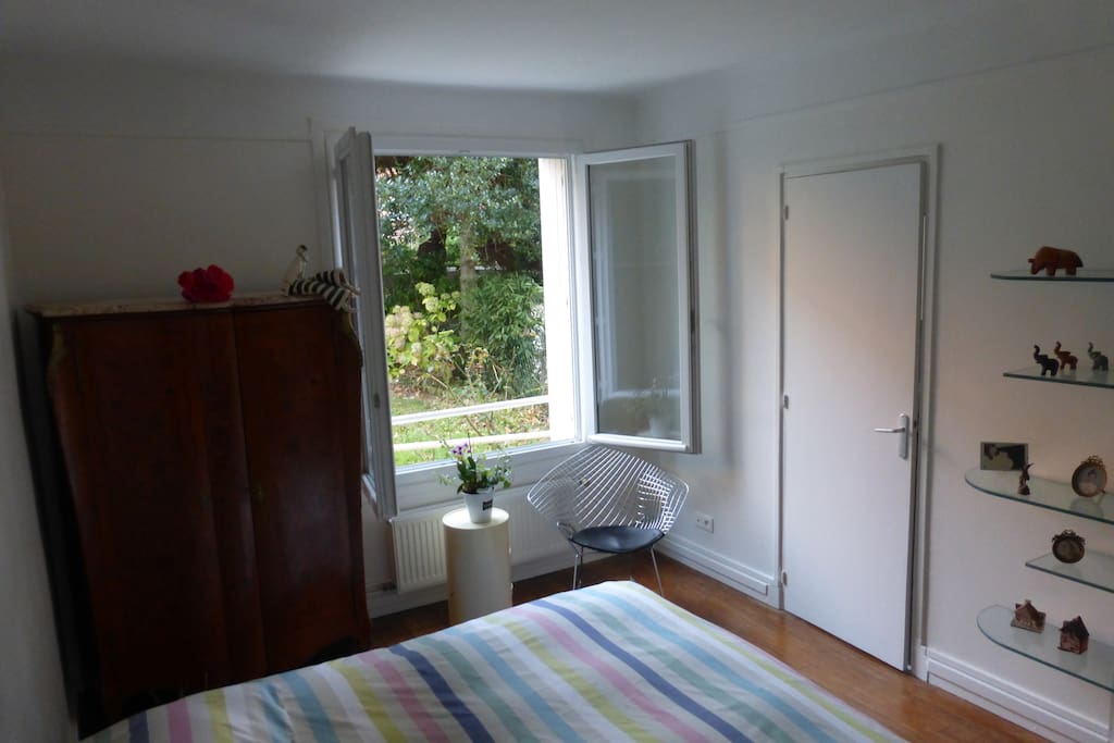 Chambre avec lit double avec parquet