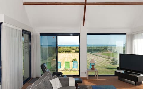 Villa with sea view, spa, GR34 and sea at the end of the garden