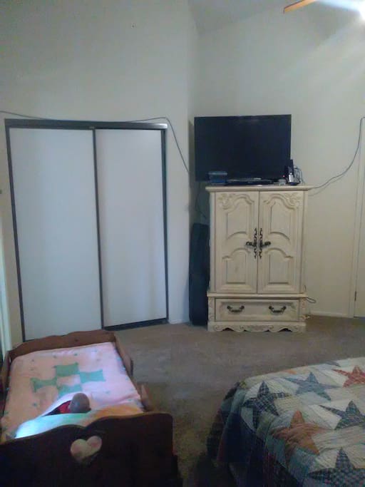 TV, blueray, toddler bed