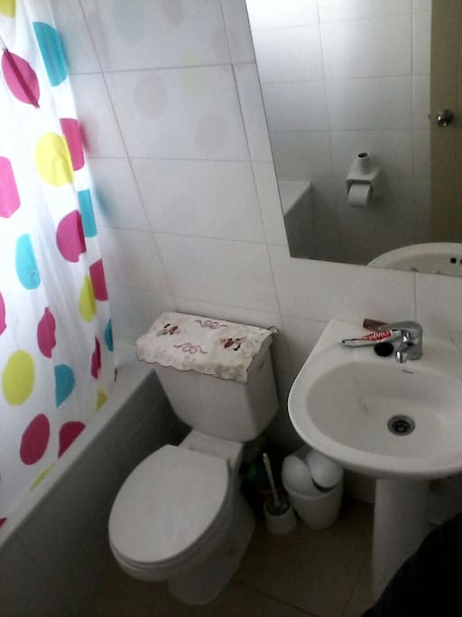 baño en el segundo piso con agua caliente y su ducha