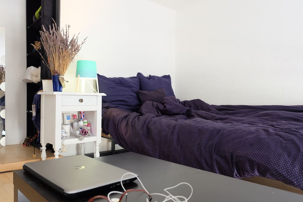 Mezzanine 8m2 pour 1-2 personnes. La chambre comprend: - Un lit - Un chevet de lit - Une miroir - Un support de vêtement - Un rangement 2 tiroirs - Une table noire