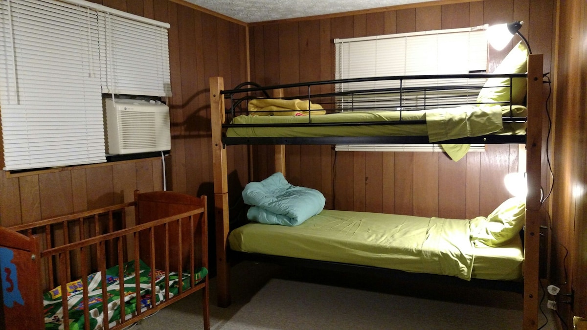 מיטות זוגיות עם אורות קריאה. יחידת מיזוג אוויר. 