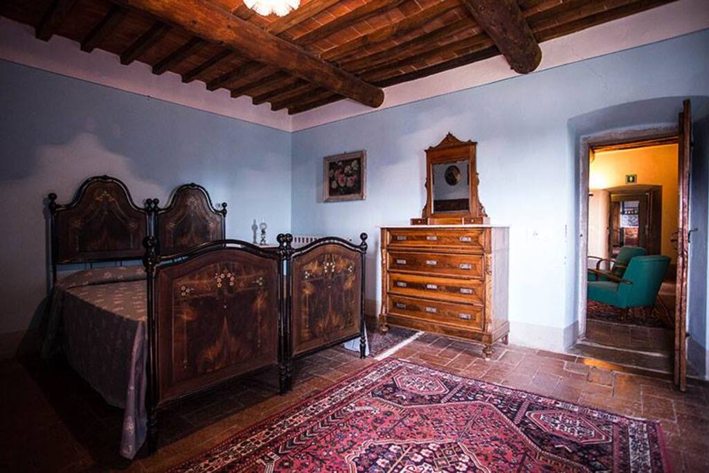 Camera da letto matrimoniale con letto singolo aggiunto