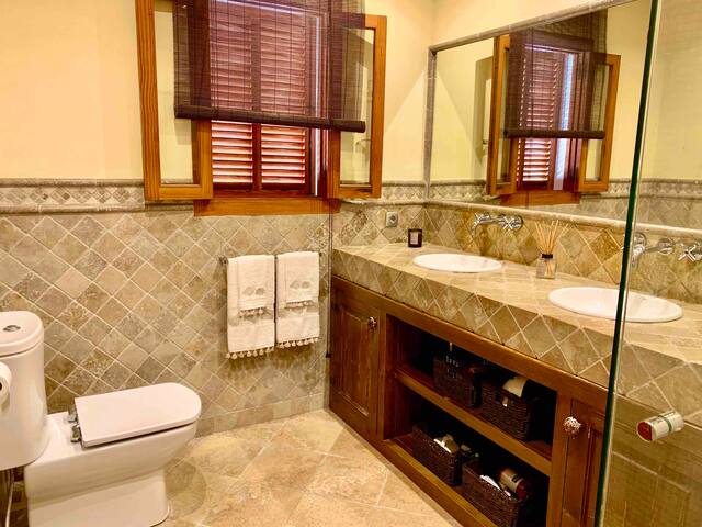 Villa with pool and sea views gallery image 3