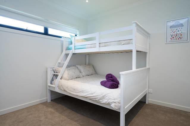 ห้องนอน 3 พร้อมเตียงสองชั้น Triage และ WIR
เตียงคู่ด้านล่างเตียงเดี่ยวด้านบน