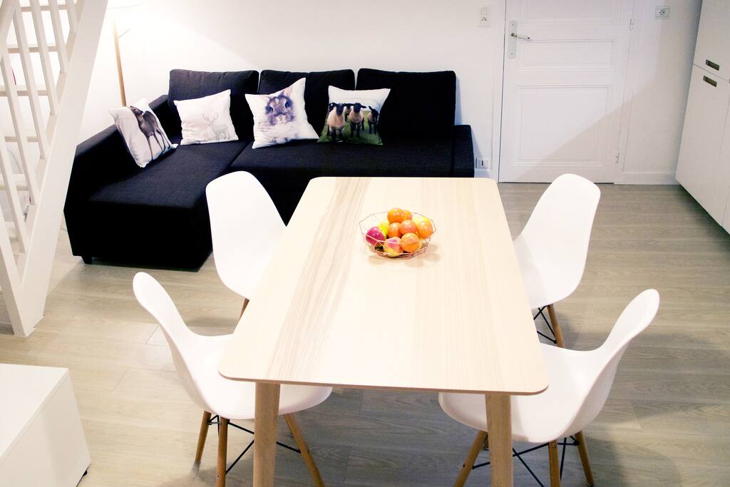 Le salon/salle à manger avec vue sur le massif à l'est