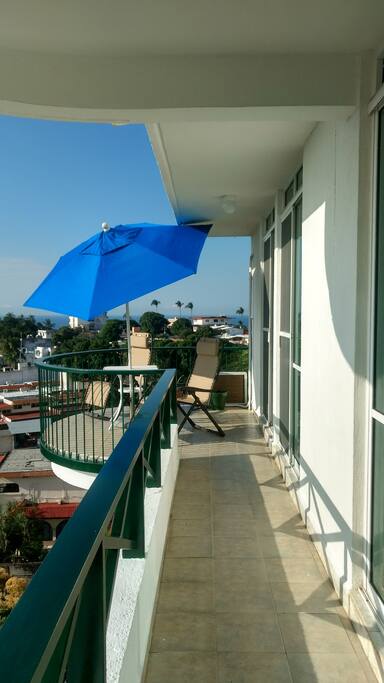 La terraza que recorre lo ancho del departamento y espacio para estar al aire libre.
