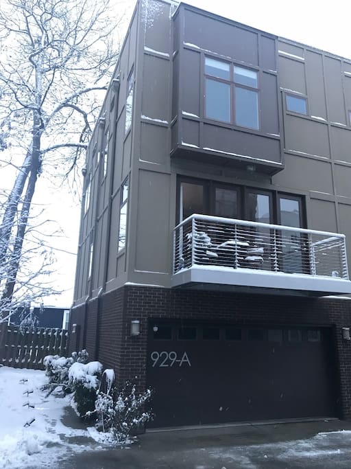 Modern 4-story townhome in eclectic Third Ward neighborhood.