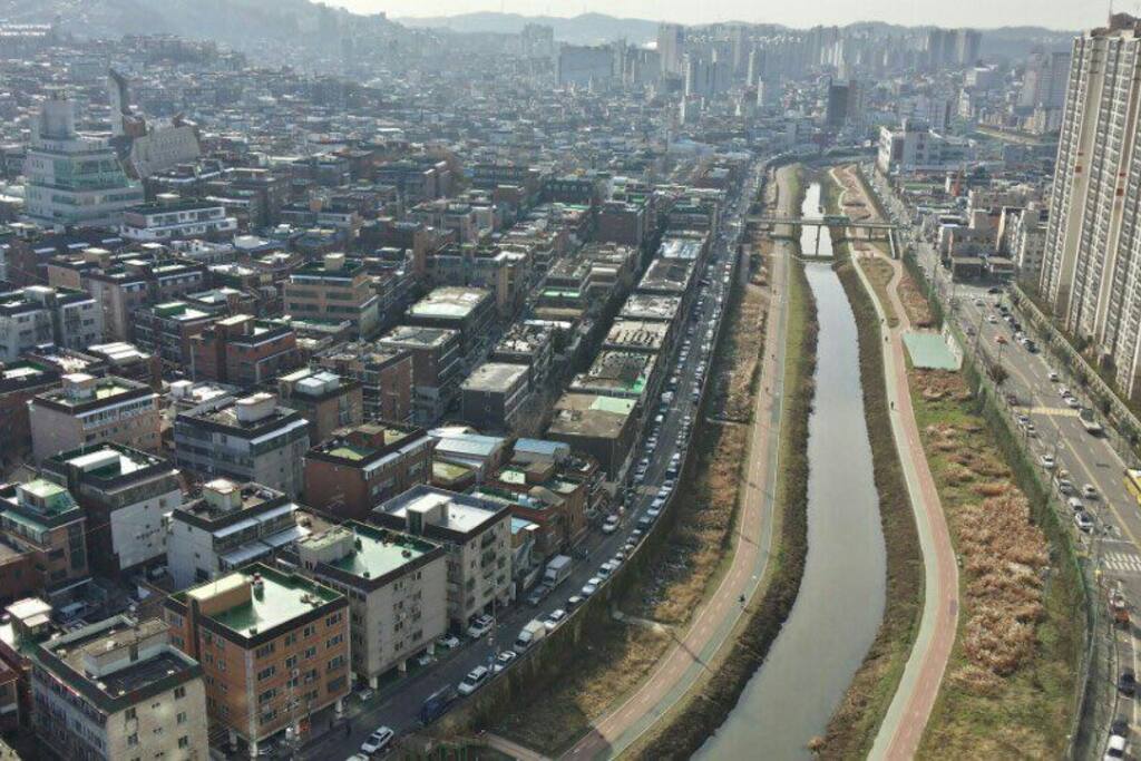 거실에서 내려다본 풍경ᆢ개천좌측이 광명시입니다 ᆢ개천따라 운동기구도있고 조깅이나 산책 광명전통재래시장도 도보로 가능합니다