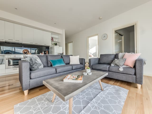 Bellerive Marina View Apartment – Sunny + Views