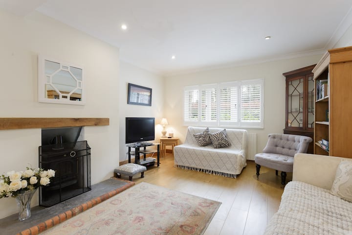 Little Country Cottage, Nr Petersfield & Midhurst - West Sussex