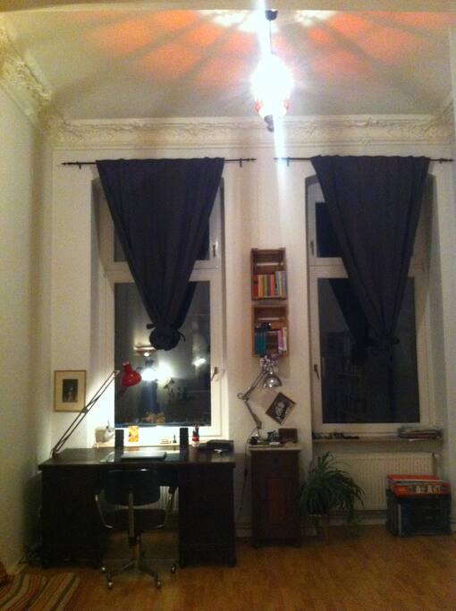 Das Fensterseite des Wohnzimmers zum Innenhof hin.