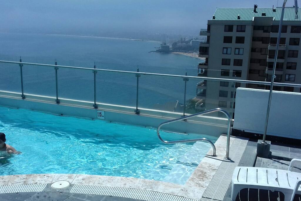 Piscina en la azotea con vista panorámica