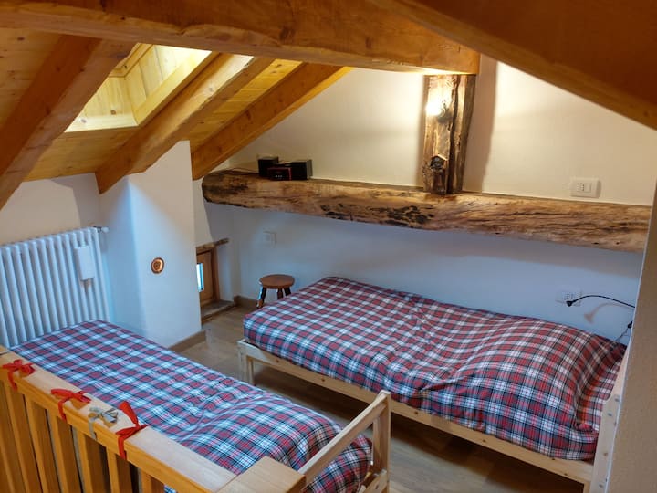 SPAVAĆA SOBA 2 s 2 kreveta za jednu osobu dimenzija 90 x 200 cm