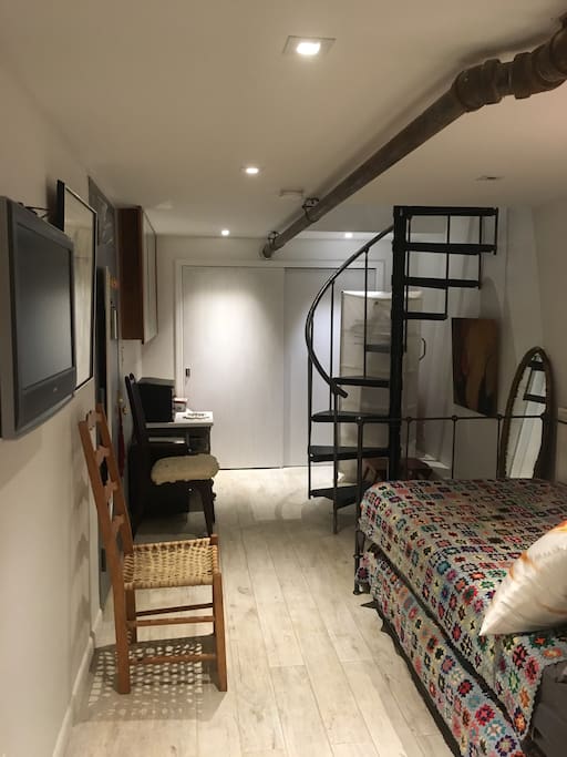 lower level of guest suite: two single beds, luxury finishes